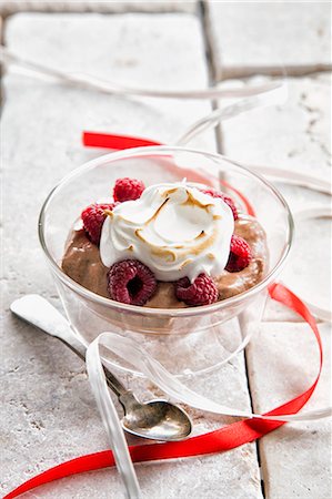 Chocolate mousse with raspberries and cream Photographie de stock - Premium Libres de Droits, Code: 659-06902992