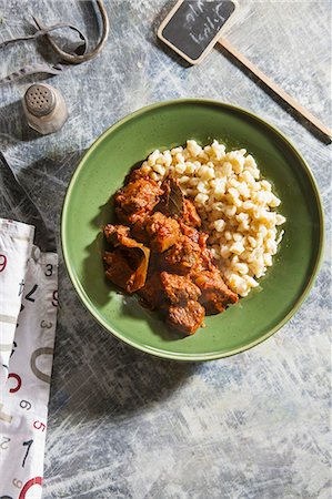 simsearch:659-06903477,k - Goulash with Spätzle (soft egg noodles from Swabia) Fotografie stock - Premium Royalty-Free, Codice: 659-06903011