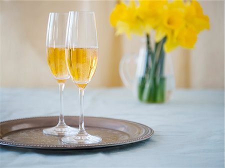 simsearch:659-07597728,k - Two champagne glasses on a silver tray Photographie de stock - Premium Libres de Droits, Code: 659-06903044