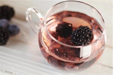 sheer - A Glass Cup of Berry Punch Foto de stock - Sin royalties Premium, Código: 659-06903066