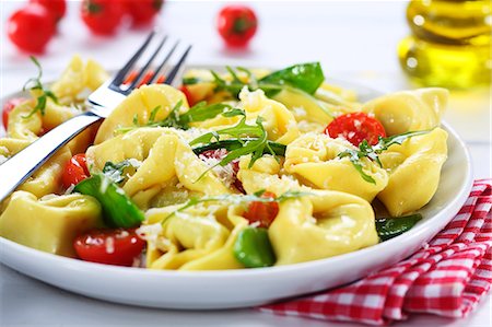 pasta - Tortelloni with cherry tomatoes and rocket Stock Photo - Premium Royalty-Free, Code: 659-06903077