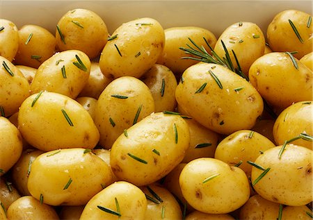 simsearch:659-03533399,k - Majorca potatoes with salt and rosemary Foto de stock - Sin royalties Premium, Código: 659-06903084