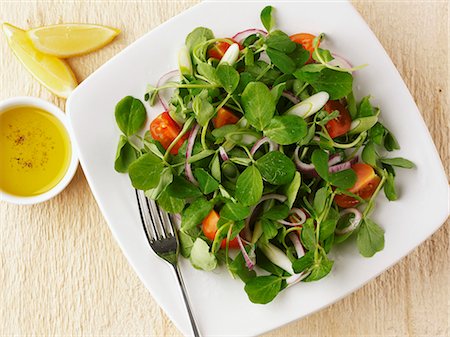 salad overhead - Pea shoot salad with tomatoes and onions Stock Photo - Premium Royalty-Free, Code: 659-06903094