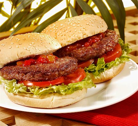 Hamburgers with tomatoes and lettuce Foto de stock - Sin royalties Premium, Código: 659-06903100