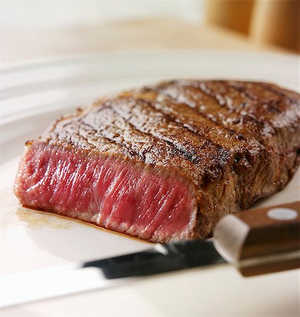 A rare sirloin steak Stock Photo - Premium Royalty-Free, Code: 659-06903102