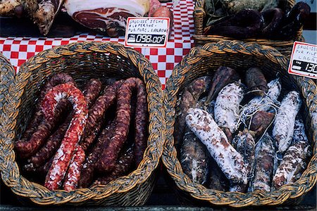 price tag grocery - two baskets of French sausage in a street market Stock Photo - Premium Royalty-Free, Code: 659-06903154