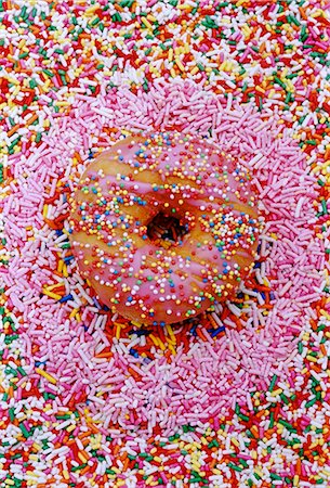 a doughnut with hundred and thousand sweets Foto de stock - Sin royalties Premium, Código: 659-06903170