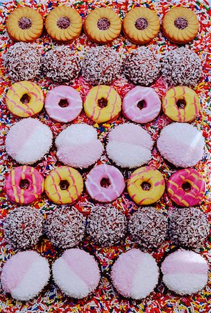 sprinkles - rows of coloured biscuits Photographie de stock - Premium Libres de Droits, Code: 659-06903171