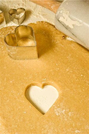 simsearch:659-01866003,k - Cutting out heart-shaped biscuits Photographie de stock - Premium Libres de Droits, Code: 659-06903208