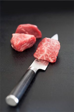 Wagyu beef on a knife blade Foto de stock - Sin royalties Premium, Código: 659-06903225