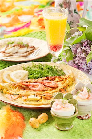 Celebratory Easter breakfast with freshly squeezed orange juice on raspberry purée Photographie de stock - Premium Libres de Droits, Code: 659-06903235