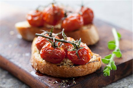 Crostini with roasted tomatoes Foto de stock - Sin royalties Premium, Código: 659-06903246