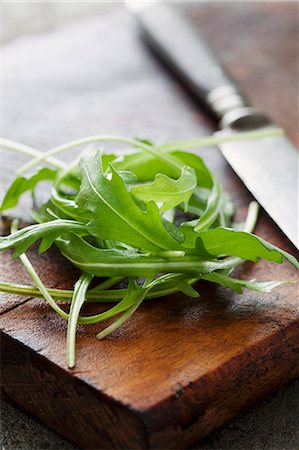 rustic - Rocket and a knife on a wet wooden board Photographie de stock - Premium Libres de Droits, Code: 659-06903243