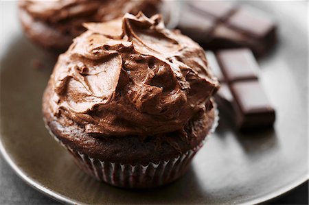 simsearch:659-03531958,k - A chocolate cupcake with chocolate icing Photographie de stock - Premium Libres de Droits, Code: 659-06903250