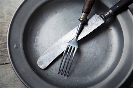 A tin plate with silver cutlery Stockbilder - Premium RF Lizenzfrei, Bildnummer: 659-06903252