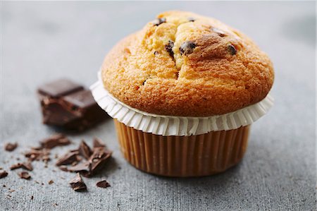 simsearch:659-06903323,k - A chocolate chip muffin Foto de stock - Sin royalties Premium, Código: 659-06903262