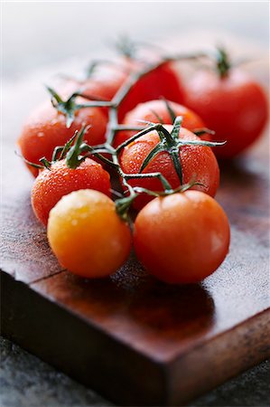 simsearch:659-06903770,k - Tomatoes on the vine on a wet wooden board Stock Photo - Premium Royalty-Free, Code: 659-06903270