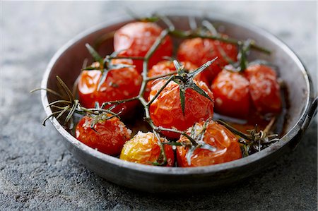 simsearch:659-07610013,k - Roasted tomatoes with rosemary Stock Photo - Premium Royalty-Free, Code: 659-06903271