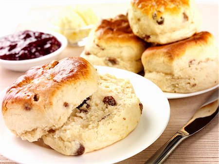 scone - Fruit scones with jam and butter Photographie de stock - Premium Libres de Droits, Code: 659-06903294