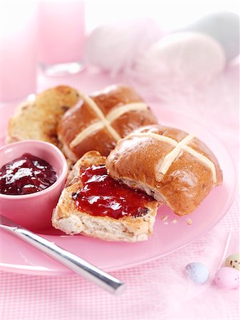 spreading - Hot cross buns with jam Stock Photo - Premium Royalty-Free, Code: 659-06903302