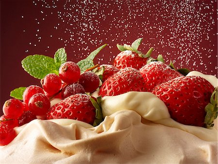 summer cake - Pavlova with summer fruits and sugar Stock Photo - Premium Royalty-Free, Code: 659-06903312