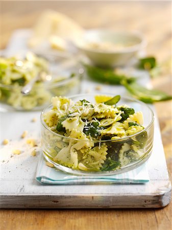 Pasta salad with spinach and pine nuts Fotografie stock - Premium Royalty-Free, Codice: 659-06903324
