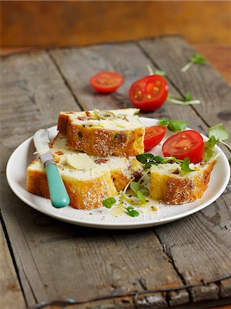 sprout (young shoots eaten raw) - Gluten-free olive bread Photographie de stock - Premium Libres de Droits, Code: 659-06903321