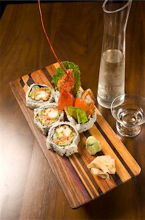 Lobster Sushi on a Wooden Platter; Pitcher and Glass of Sake Foto de stock - Sin royalties Premium, Código: 659-06903335