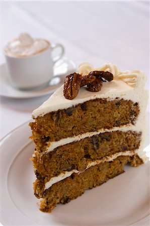 pastel de pacana - A Slice of Three Layer Carrot Cake Foto de stock - Sin royalties Premium, Código: 659-06903333