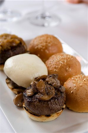 Platter of Kobe Beef Sliders with Assorted Toppings Photographie de stock - Premium Libres de Droits, Code: 659-06903341