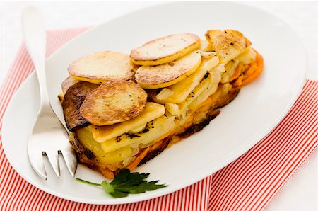 A Piece of Sweet Potato and White Potato Pie on a White Plate Photographie de stock - Premium Libres de Droits, Code: 659-06903350