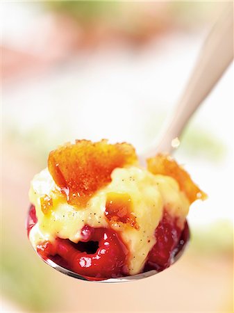 pudding - A spoonful of crème brûlee with raspberries (close-up) Stock Photo - Premium Royalty-Free, Code: 659-06903375