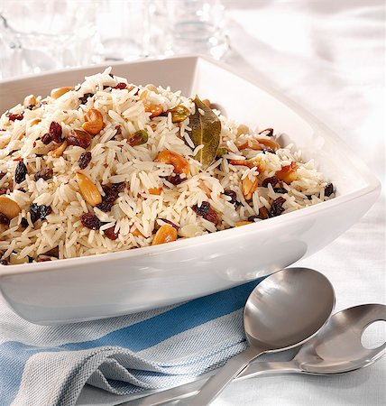 Rice salad with raisins and nuts Foto de stock - Sin royalties Premium, Código: 659-06903373