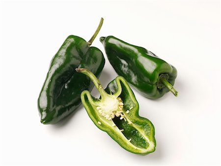 simsearch:659-06902288,k - Poblano chilli peppers, whole and halved Photographie de stock - Premium Libres de Droits, Code: 659-06903382