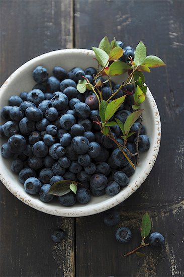Blueberries with leaves in a bowl Photographie de stock - Premium Libres de Droits, Le code de l’image : 659-06903394