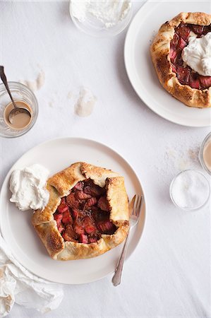 fraise - Galettes (sweet pancakes) with fruit and cream Photographie de stock - Premium Libres de Droits, Code: 659-06903397