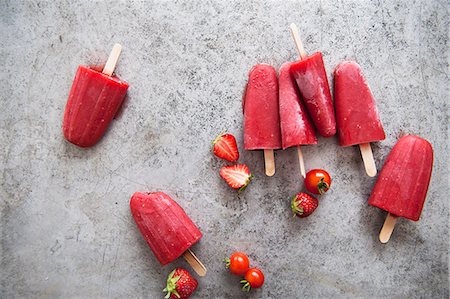 Strawberry and tomato ice lollies Foto de stock - Sin royalties Premium, Código: 659-06903399