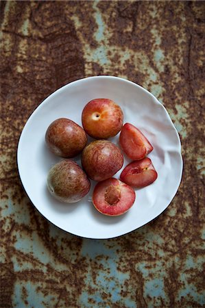 plum type - Fresh plums, whole and cut into pieces, on a plate Stock Photo - Premium Royalty-Free, Code: 659-06903407