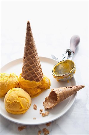 Mango sorbet with ice cream cones Foto de stock - Sin royalties Premium, Código: 659-06903401