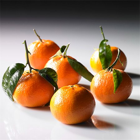 simsearch:659-07610103,k - Mandarins with stems and leaves Photographie de stock - Premium Libres de Droits, Code: 659-06903424