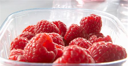 simsearch:659-06903612,k - Lots of raspberries in a plastic pot Photographie de stock - Premium Libres de Droits, Code: 659-06903421