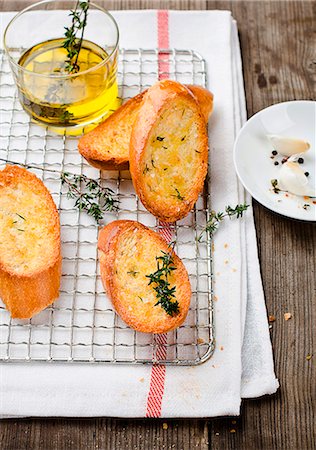 pane all'aglio - Garlic bread with thyme Fotografie stock - Premium Royalty-Free, Codice: 659-06903439