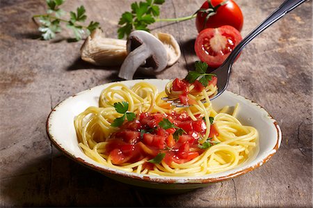 simsearch:659-06903446,k - Spaghetti with tomato sauce, mushrooms and parsley Stock Photo - Premium Royalty-Free, Code: 659-06903430