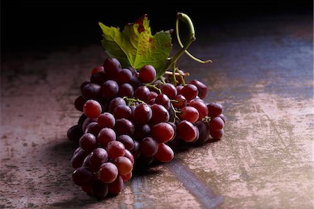 simsearch:659-06184048,k - Red grapes with a vine leaf Photographie de stock - Premium Libres de Droits, Code: 659-06903432