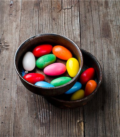 Colourful sugar eggs in ceramic pots Photographie de stock - Premium Libres de Droits, Code: 659-06903445