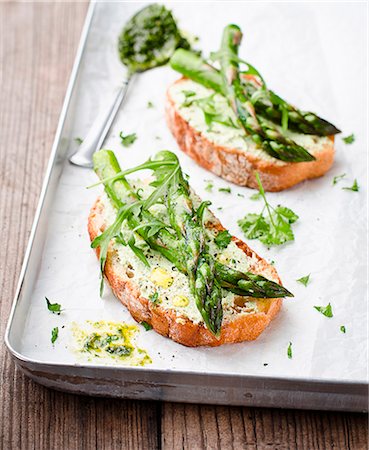 eruca vesicaria - Bruschetta topped with asparagus and rocket Stock Photo - Premium Royalty-Free, Code: 659-06903440