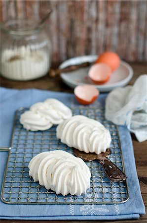 White meringues, eggshells and sugar Foto de stock - Sin royalties Premium, Código: 659-06903441