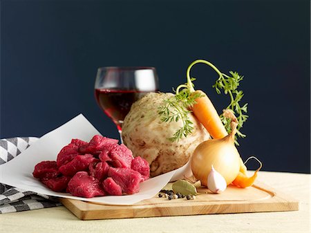 Ingredients for goulash with celeriac and carrots Photographie de stock - Premium Libres de Droits, Code: 659-06903476