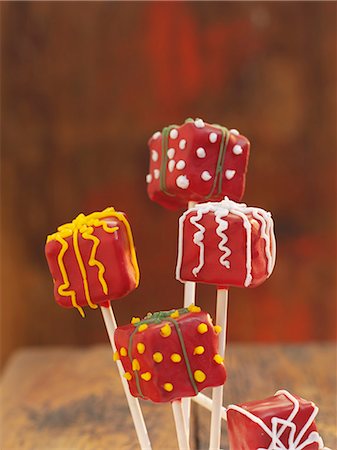Cake pops decorated to look like wrapped presents Stock Photo - Premium Royalty-Free, Code: 659-06903484