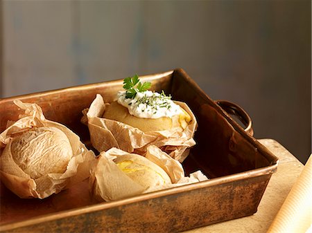 Potatoes baked in paper with a herb dip Foto de stock - Sin royalties Premium, Código: 659-06903482